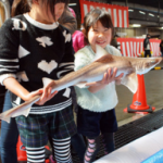サメ肌に触れ、子供たち歓声　愛媛　三津・朝市まつり　毎日新聞より