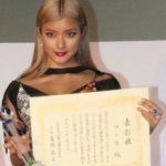 ローラ：釣り大好き！　「1メートル半のサメ釣った」　まんたんウェブより　2016年1月31日