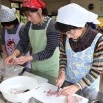 正善寺工房で上越の正月料理「サメの煮こごり」作り 上越よみうり 　2015年12月 8日
