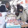 サメの切り身など　露店に正月料理の食材ずらり 上越・柿崎区　新潟日報モア　2015年12月30日