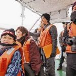 釧路の海、豊かさ実感　クジラいるかな？市民ツアー　イルカや海鳥がおもてなし　2015年10月26日