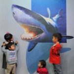 サメから逃げるか、サメに食べられるか　大トリックアート展　2016年1月2日（土）～24日（日）まで開催　大丸梅田店15階　