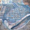 チョークで描くサメのストリートアート