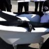PETA、シャチに扮して水族館の飼育環境に抗議 仏　AFPBB News 10月23日