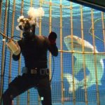 命がけの大掃除　美ら海水族館のサメ水槽　2015年12月25日