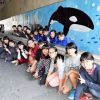 トンネルにシャチ2頭の壁画　興南中学校・高校と那覇市立松島中学校の生徒ら　沖縄